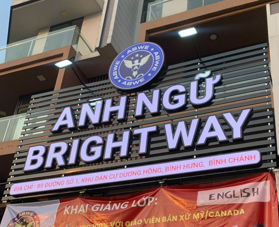 Bảng hiệu Trung Tâm Anh Ngữ tại khu chung cư Dương Hồng