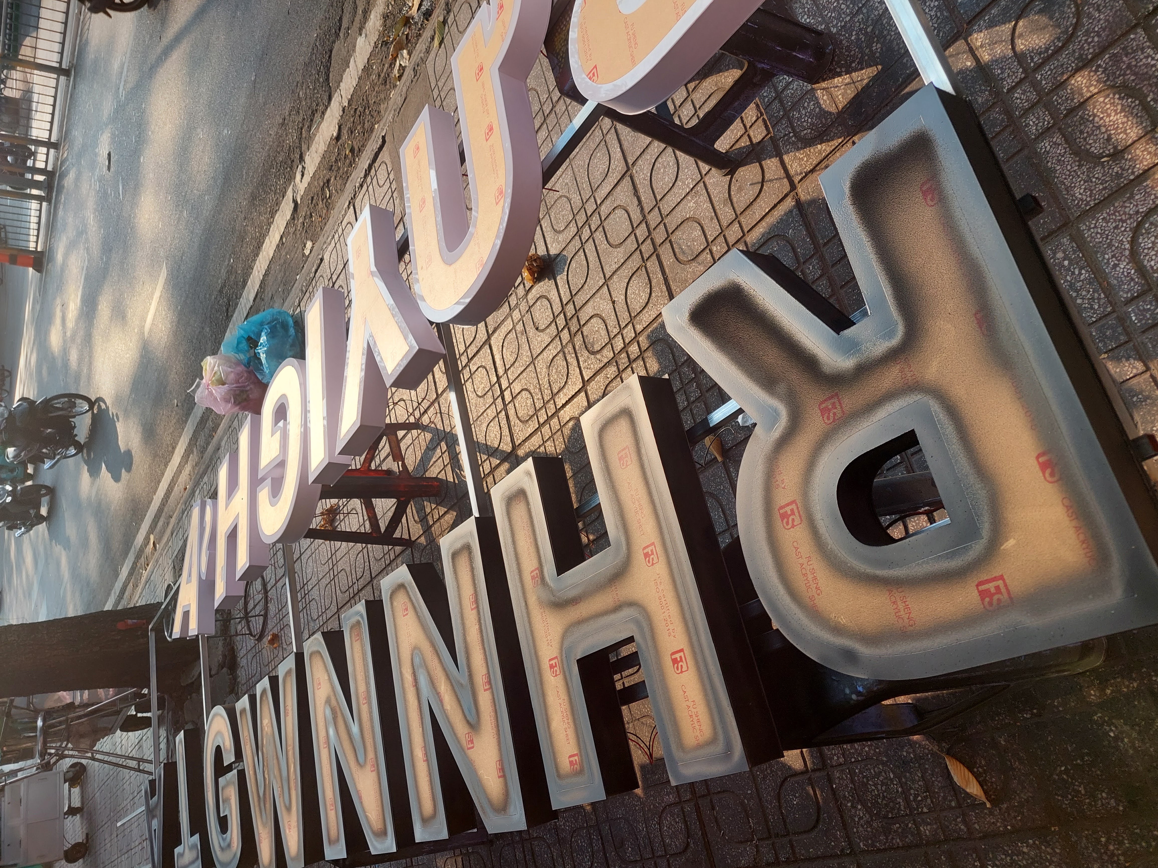 Công trình bảng hiệu nền thanh lam nhôm, nội  dung chữ và logo có đèn sáng mặt, thi công trong vòng 3 ngày.