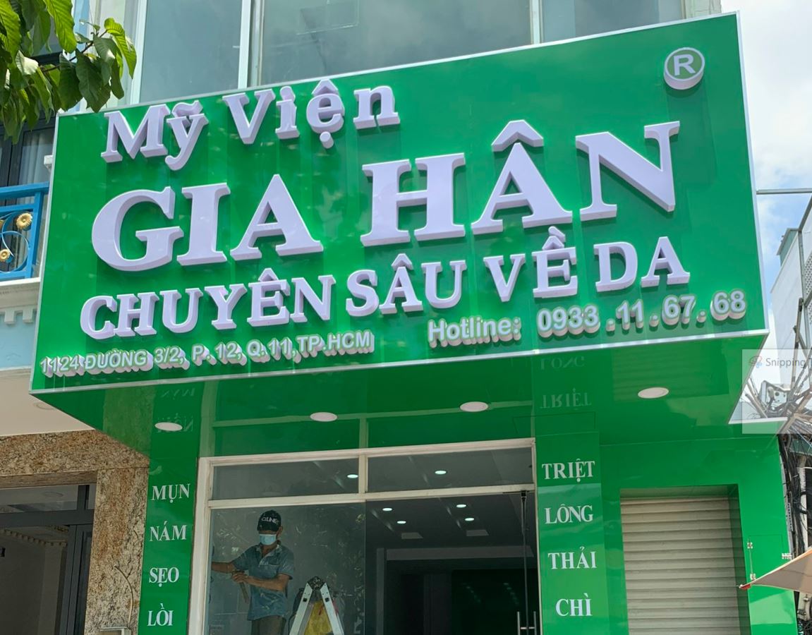 Mặt dựng của trung tâm mỹ viện được ốp từ alu xanh bóng, chữ mica có đèn nổi bật