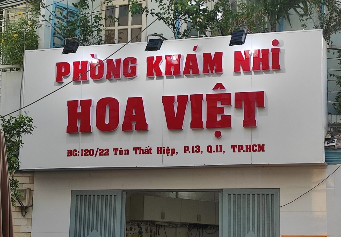 Biển quảng cáo phòng khám được thiết kế đơn giản với nền alu trắng, chữ mica màu đỏ uốn nổi khối không đèn. Công trình được hoàn thiện trong vòng 2 từ ngày chốt làm