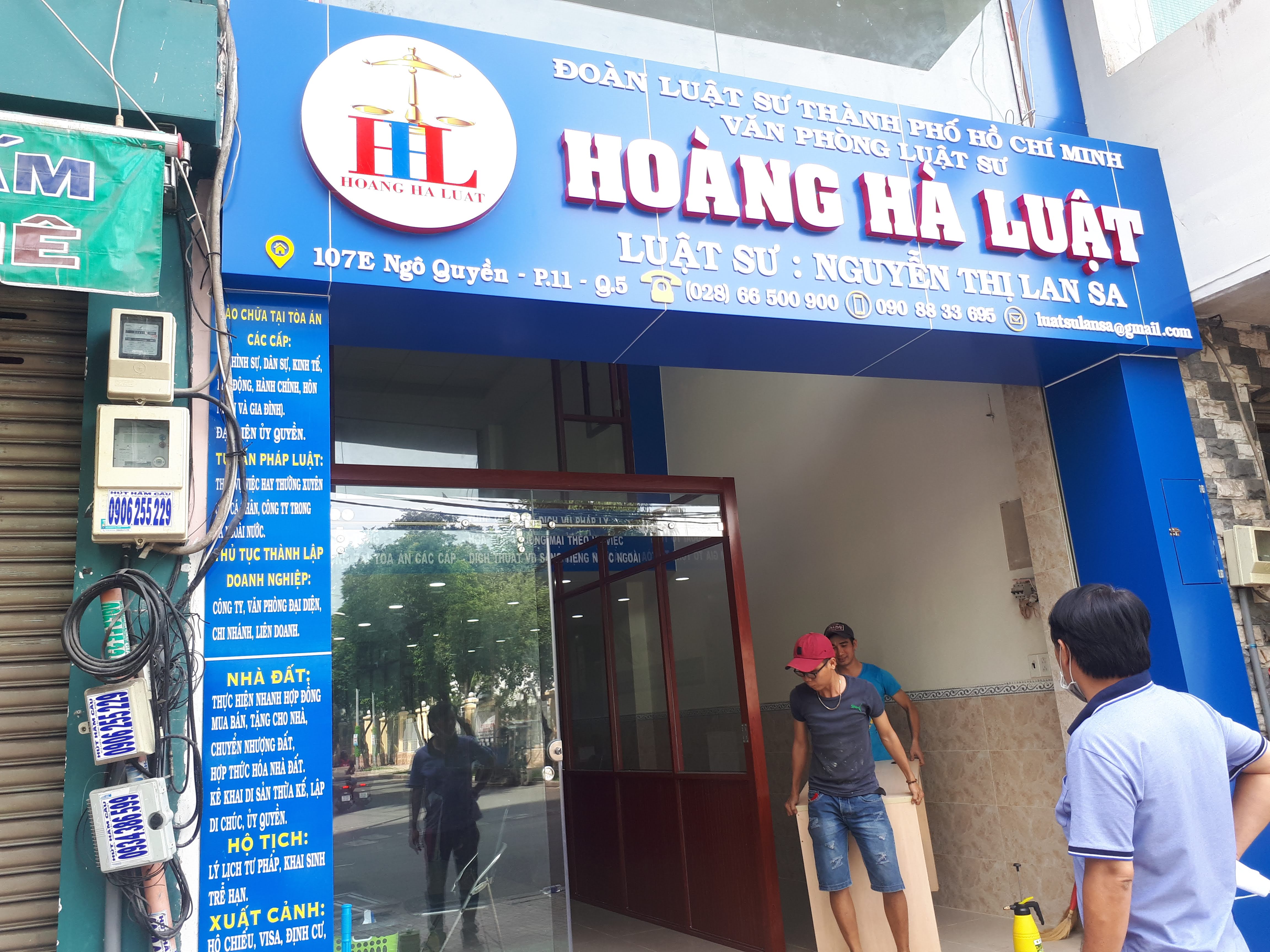 Làm biển quảng cáo nền màu xanh, chữ mica màu trắng không đèn đơn giản giá rẻ