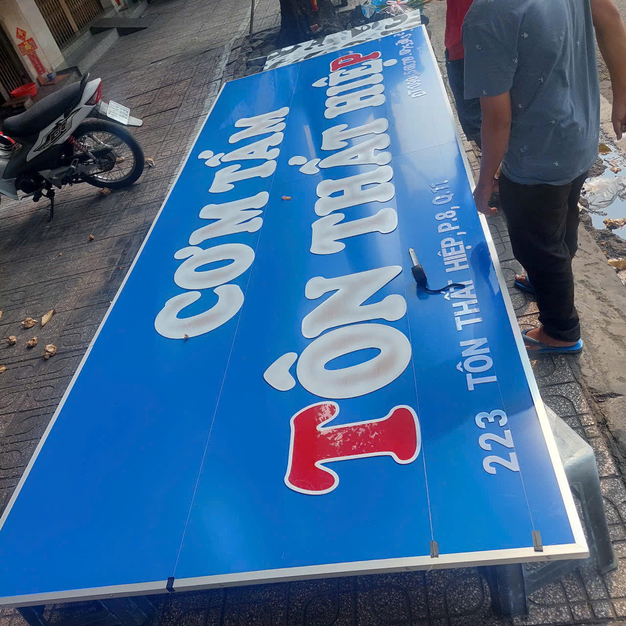 <p>Nếu bạn muốn làm bảng hiệu quảng cáo với chi phí thấp, vẫn đảm bảo thẩm mỹ và độ bền tương đối, thì dưới đây là một số loại bảng hiệu phù hợp:</p>

<p>✅ 1. Bảng hiệu Hiflex (bạt in kỹ thuật số) – Rẻ nhất, linh hoạt nhất</p>

<p>Ưu điểm:</p>

<p>Giá rẻ nhất trong các loại bảng hiệu.</p>

<p>Dễ thi công, in nhanh, phù hợp cho biển quảng cáo ngắn hạn hoặc quy mô lớn.</p>

<p>Nhược điểm:</p>

<p>Kém bền (thường chỉ 1 – 3 năm).</p>

<p>Không sang trọng, dễ bạc màu nếu tiếp xúc nắng mưa thường xuyên.</p>

<p>Chi phí: Từ 120.000 – 200.000đ/m² (đã in + lắp đặt cơ bản).</p>

<p>✅ 2. Bảng hiệu Alu + decal cắt (hoặc decal in) – Chi phí hợp lý, thẩm mỹ hơn</p>

<p>Ưu điểm:</p>

<p>Bề mặt Alu nhìn hiện đại, chuyên nghiệp.</p>

<p>Dán chữ decal cắt vi tính hoặc in giúp giảm chi phí so với chữ nổi.</p>

<p>Nhược điểm:</p>

<p>Ít nổi bật vào ban đêm nếu không gắn đèn.</p>

<p>Không sang bằng loại có chữ nổi mica.</p>

<p>Chi phí: Khoảng 400.000 – 700.000đ/m² (tùy loại Alu và decal).</p>

<p>✅ 3. Bảng mica dán decal – Dùng cho bảng nhỏ, trong nhà</p>

<p>Ưu điểm:</p>

<p>Sáng, đẹp, phù hợp làm bảng chỉ dẫn, bảng tên công ty.</p>

<p>Nhược điểm:</p>

<p>Không chịu được nắng mưa lâu, dễ trầy.</p>

<p>Chi phí: Khoảng 200.000 – 500.000đ/bảng nhỏ.</p>

<p>✅ Gợi ý nếu muốn rẻ mà vẫn “ra dáng chuyên nghiệp”:</p>

<p>Chọn Alu làm nền, decal in UV hoặc cắt chữ dán lên.</p>

<p>Không cần làm chữ nổi hay đèn LED nếu muốn tiết kiệm tối đa.</p>