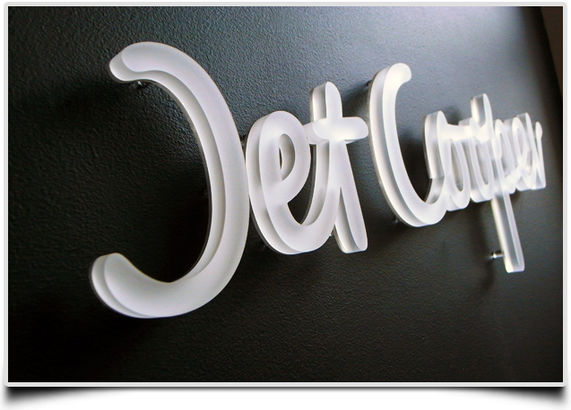 Chữ Nổi Mica - Giải Pháp Quảng Cáo Thẩm Mỹ & Hiệu Quả