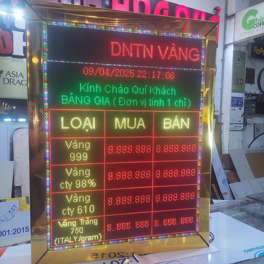 <p>📌 Màn hình LED ma trận là gì?</p>

<p>Màn hình LED ma trận là thiết bị hiển thị sử dụng các bóng đèn LED sắp xếp theo hàng và cột (ma trận) để tạo ra văn bản, hình ảnh, hiệu ứng chuyển động. Đây là công nghệ hiển thị tiết kiệm điện năng, độ bền cao và dễ lập trình nội dung.</p>

<p>Được ứng dụng rộng rãi trong quảng cáo, thông báo công cộng, bảng hiệu cửa hàng, nhà xưởng, màn hình LED ma trận ngày càng phổ biến nhờ khả năng hiển thị linh hoạt, thu hút và hiện đại.</p>

<p>✅ Ưu điểm nổi bật của màn hình LED ma trận</p>

<p>🔷 Hiển thị nội dung linh hoạt: Có thể chạy chữ, hiển thị số liệu, đồng hồ, hiệu ứng đồ họa...</p>

<p>💡 Độ sáng cao: Dễ nhìn ngay cả dưới ánh sáng mặt trời.</p>

<p>🧩 Tùy chỉnh kích thước dễ dàng: Lắp ghép từ các module LED để phù hợp với mọi không gian.</p>

<p>💬 Hỗ trợ đa ngôn ngữ: Hiển thị tiếng Việt, Anh, Trung Quốc... tùy theo thiết lập.</p>

<p>🖥️ Lập trình dễ dàng: Kết nối máy tính, USB hoặc qua mạng LAN/WiFi.</p>

<p>⚙️ Độ bền cao: Tuổi thọ bóng LED lên đến 50.000 giờ, chống bụi và chịu thời tiết tốt.</p>

<p>📍 Ứng dụng thực tế</p>

<p>Màn hình LED ma trận được sử dụng trong nhiều lĩnh vực như:</p>

<p>🏪 Bảng hiệu cửa hàng, nhà hàng, showroom</p>

<p>🏭 Bảng thông báo trong nhà máy, xưởng sản xuất</p>

<p>🏥 Thông báo tại bệnh viện, trường học</p>

<p>🚌 Biển điện tử trên xe buýt, trạm giao thông công cộng</p>

<p>💒 Hiển thị lịch trình, giờ lễ tại nhà thờ, chùa, nhà tang lễ</p>