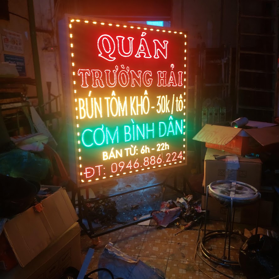 <p>📌 Hộp đèn LED là gì?</p>

<p>Hộp đèn LED là loại bảng hiệu hoặc thiết bị trang trí sử dụng đèn LED làm nguồn sáng chính, kết hợp với các vật liệu như mica, alu, bạt Hiflex, formex, inox... để truyền tải hình ảnh, thông điệp quảng cáo một cách rực rỡ, sắc nét và tiết kiệm điện.</p>

<p>Đây là một trong những lựa chọn hàng đầu trong ngành quảng cáo ngoài trời, biển hiệu cửa hàng, showroom, trung tâm thương mại, nhờ khả năng hiển thị tốt cả ngày lẫn đêm.</p>

<p>✅ Ưu điểm nổi bật của hộp đèn LED</p>

<p>💡 Chiếu sáng mạnh, đều và ổn định: Giúp hình ảnh và chữ hiển thị rõ ràng trong mọi điều kiện ánh sáng.</p>

<p>🔋 Tiết kiệm điện – độ bền cao: Sử dụng công nghệ LED hiện đại, ít tỏa nhiệt, tuổi thọ lên đến 50.000 giờ.</p>

<p>🎨 Đa dạng chất liệu & kiểu dáng: Tùy chọn mica, hiflex, decal xuyên sáng, khung nhôm, viền inox...</p>

<p>🧩 Dễ dàng tùy biến kích thước – mẫu mã: Thiết kế theo nhu cầu không gian và thương hiệu.</p>

<p>🌧️ Chống nước – bền ngoài trời: Phù hợp lắp đặt cả trong nhà lẫn ngoài trời.</p>

<p>📍 Các loại hộp đèn LED phổ biến</p>

<p>✅ Hộp đèn LED mica hút nổi – sang trọng, cao cấp, thường dùng cho showroom, cửa hàng thời trang</p>

<p>✅ Hộp đèn LED bạt Hiflex – giá rẻ, in hình sắc nét, dùng cho biển quảng cáo ngoài trời</p>

<p>✅ Hộp đèn siêu mỏng LED – gắn tường trong nhà, showroom trưng bày sản phẩm</p>

<p>✅ Hộp đèn LED ruồi (LED ma trận) – hiển thị chữ chạy, thông tin điện tử, hiệu ứng động</p>

<p>✅ Hộp đèn LED mặt inox – sáng chân chữ nổi – phù hợp với thẩm mỹ sang trọng, chuyên nghiệp</p>

<p>🎯 Ứng dụng của hộp đèn LED</p>

<p>🏪 Biển hiệu cửa hàng, showroom, siêu thị, spa, nhà hàng, quán cà phê</p>

<p>🏥 Thông báo và chỉ dẫn tại bệnh viện, trường học, trung tâm thương mại</p>

<p>🏢 Văn phòng công ty, sảnh lễ tân, khu vực quảng cáo trong tòa nhà</p>

<p>🛫 Nhà ga, sân bay, trạm chờ, bến xe, điểm công cộng cần thu hút chú ý</p>