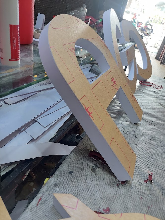 ✨ Chữ Nổi Mica – Giải Pháp Làm Biển Hiệu Sang Trọng, Hiện Đại