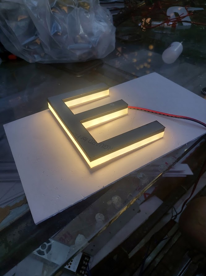 <p>📌 Chữ nổi inox đèn sáng chân là gì?</p>

<p>Chữ nổi inox đèn sáng chân là loại chữ quảng cáo được gia công từ inox – chất liệu kim loại cao cấp, sáng bóng – kết hợp với hệ thống đèn LED gắn bên dưới, tạo hiệu ứng ánh sáng phát ra từ phần chân chữ, giúp tên thương hiệu, logo nổi bật trên nền bảng hiệu vào ban đêm.</p>

<p>Đây là dòng sản phẩm cao cấp, thường được sử dụng trong bảng hiệu công ty, nhà hàng, showroom, khách sạn, ngân hàng... mang đến sự đẳng cấp, chuyên nghiệp và độ nhận diện thương hiệu vượt trội.</p>

<p>✅ Ưu điểm vượt trội của chữ nổi inox đèn sáng chân</p>

<p>💎 Chất liệu inox cao cấp: Sáng bóng, không rỉ sét, không bong tróc theo thời gian</p>

<p>💡 Ánh sáng chân mềm mại, hiện đại: Đèn LED hắt sáng từ dưới lên, tạo hiệu ứng nền ấn tượng</p>

<p>🎨 Tùy chọn màu sắc đèn LED: Trắng, vàng, xanh dương, đỏ... tùy theo thiết kế thương hiệu</p>

<p>💪 Chịu được thời tiết khắc nghiệt: Lý tưởng cho cả môi trường trong nhà & ngoài trời</p>

<p>🔧 Gia công sắc nét – tỉ mỉ từng chi tiết: Đảm bảo sự sang trọng và tinh tế</p>

<p>🔋 Tiết kiệm điện – độ bền cao: LED tuổi thọ lên đến 50.000 giờ, hoạt động ổn định</p>

<p>📍 Ứng dụng của chữ inox đèn sáng chân</p>

<p>🏢 Logo công ty tại văn phòng, sảnh tòa nhà</p>

<p>🏬 Biển hiệu showroom, trung tâm thương mại, phòng trưng bày</p>

<p>🍽️ Nhà hàng, khách sạn, quán café cao cấp</p>

<p>🏦 Ngân hàng, cửa hàng vàng bạc, spa thẩm mỹ</p>

<p>🎯 Bảng chỉ dẫn – bảng tên phòng ban – logo nội thất</p>

<p>🔎 Các loại chữ nổi inox đèn sáng chân phổ biến</p>

<p>Chữ inox vàng sáng chân – Đẳng cấp & sang trọng</p>

<p>Chữ inox trắng sáng chân LED trắng – Thanh lịch, chuyên nghiệp</p>

<p>Chữ inox xước + đèn LED vàng ấm – Mềm mại và hiện đại</p>

<p>Chữ inox đen gương + đèn LED xanh/đỏ – Cá tính, nổi bật</p>

<p>Chữ inox kết hợp mica mặt + sáng chân LED – Tạo chiều sâu ánh sáng độc đáo</p>