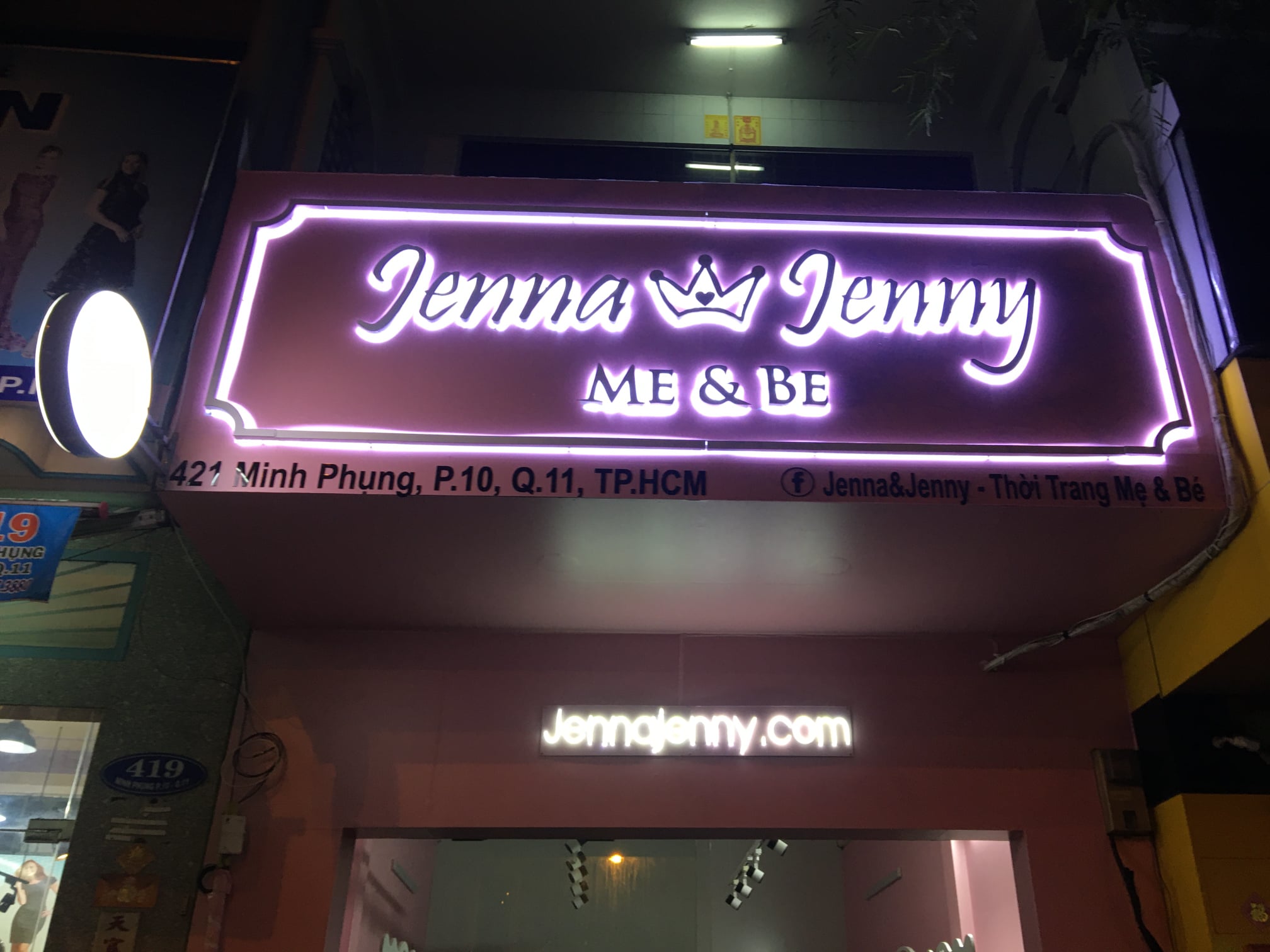 biển hiệu quảng cáo được tận dụng từ nền alu cũ, dán màu mới bằng decal theo yêu cầu của khách hàng