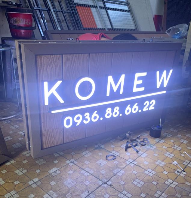 Công trình gồm 2 bảng hiệu chính, bảng xi nhan có đèn. bảng hiệu làm từ tấm nền nhữa giả gỗ sang trọng