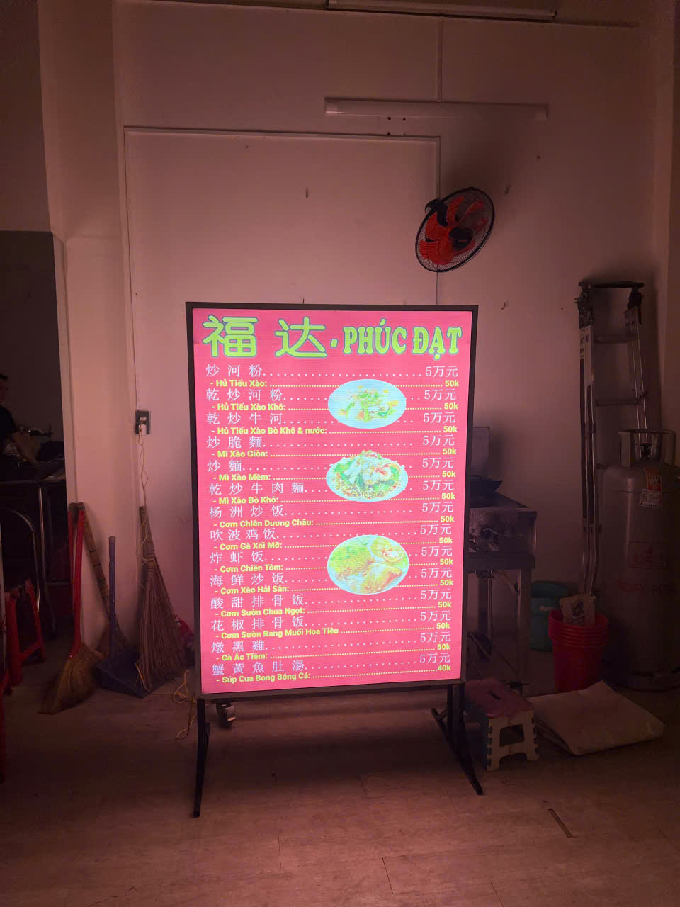 <p>Bạn đang cần làm bảng hiệu quảng cáo nhưng ngân sách hạn chế?<br />
👉 Hộp đèn bạt Hiflex chính là lựa chọn kinh tế – hiệu quả – bền bỉ dành cho bạn!</p>

<p>✅ Vì sao nên chọn hộp đèn bạt giá rẻ?</p>

<p>💡 Chi phí thấp hơn nhiều so với hộp đèn mica hay alu – tiết kiệm từ 30–50%</p>

<p>🔧 Thi công nhanh chóng, dễ bảo trì, thay bạt, thay nội dung dễ dàng</p>

<p>🌧️ Độ bền cao, chịu nắng mưa tốt, phù hợp với mọi không gian ngoài trời</p>

<p>🎯 Hiển thị hình ảnh rõ nét nhờ in UV/bạt xuyên sáng Hiflex chất lượng</p>

<p>📐 Cấu tạo hộp đèn bạt gồm:</p>

<p>Khung sắt/hộp kẽm sơn chống gỉ</p>

<p>Bạt Hiflex xuyên sáng in nội dung theo yêu cầu</p>

<p>Bóng đèn LED hoặc huỳnh quang bên trong</p>

<p>Kích thước tùy chỉnh theo mặt bằng thi công</p>

<p>🎯 Ứng dụng phổ biến:</p>

<p>- Biển hiệu tạp hóa, quán ăn, cafe, salon, shop thời trang</p>

<p>- Bảng chỉ dẫn, bảng sale, bảng khuyến mãi trong siêu thị, showroom</p>

<p>- Hộp đèn quảng cáo cho chi nhánh, đại lý nhỏ lẻ</p>