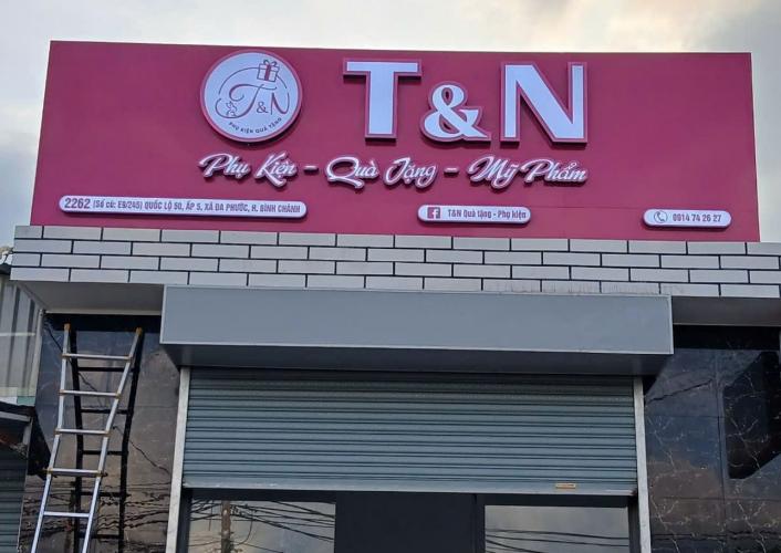 bảng hiệu màu hồng, chữ mica trắng đơn giản, đẹp, Nền bảng hiệu của hàng quà tặn... - Quảng Cáo Ad Shop