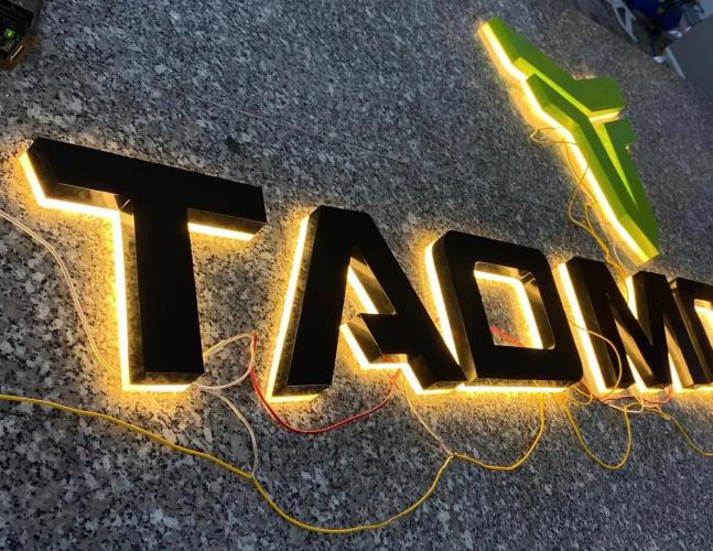 Chữ nổi inox đèn sáng hắt chân vàng, Chữ Nổi Inox Đ&egrave;n S&aacute;ng Hắt Ch&... - 3D Quảng Cáo CN3