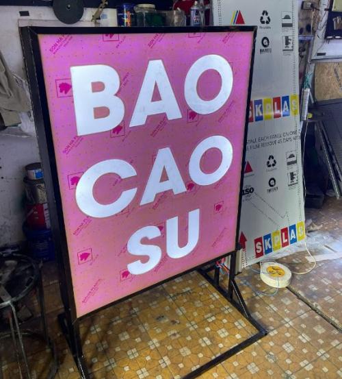 hộp đèn mica có chân, nội dung dán mica  2 mặt  có bánh xe, Hộp đèn nền làm bằng... - 3D Quảng Cáo CN3