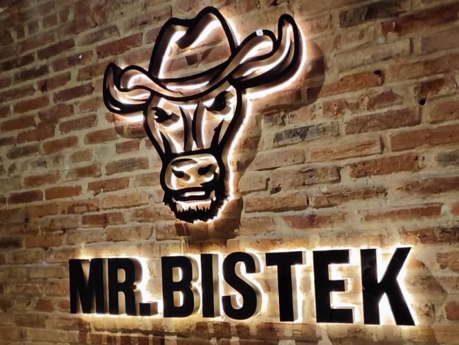 logo inox đen, đèn sáng hắt chân màu trắng sang trọng, làm logo bằng inox đen hô... - Quảng Cáo Ad Shop