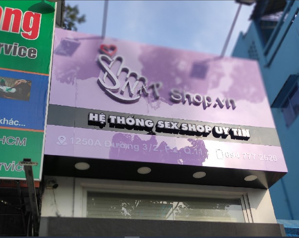 Bảng hiệu nền mica