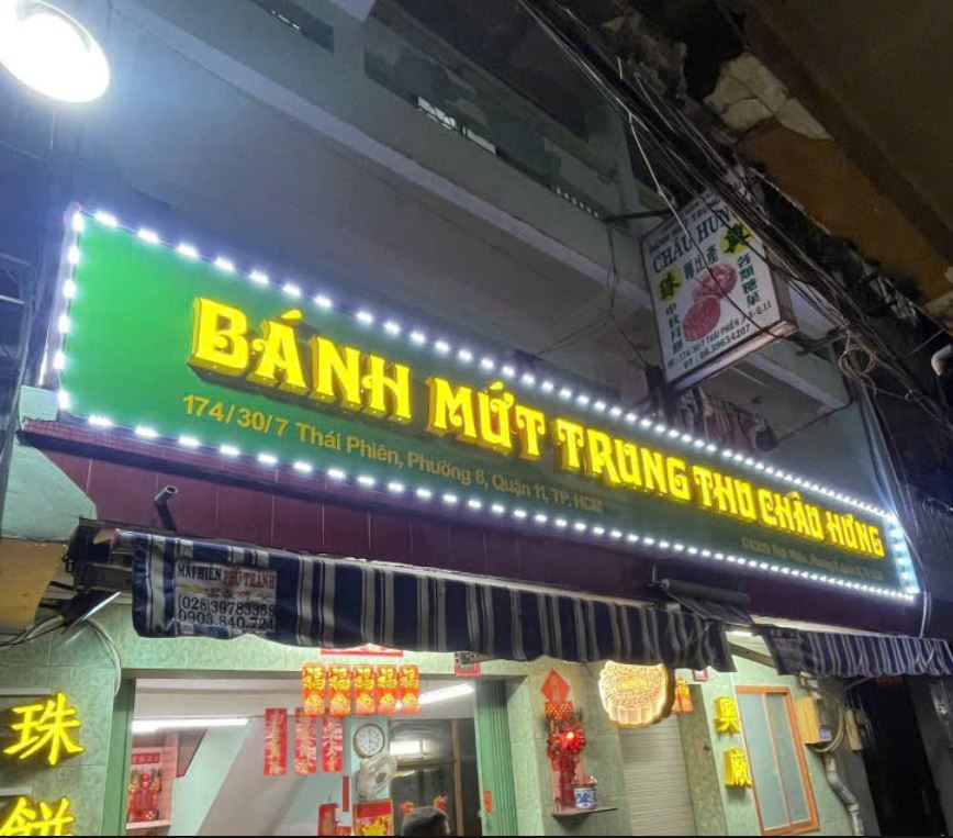 bảng hiệu alu bóng màu xanh lá, có led viền nổi bật