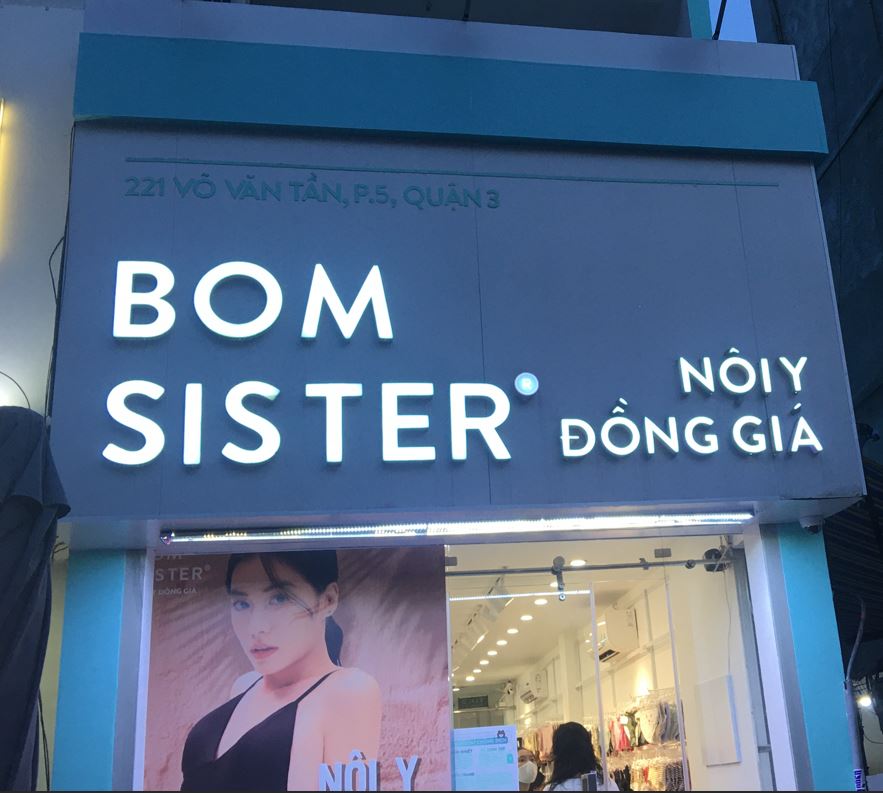 Bảng hiệu alu chữ mica có đèn led sáng mặt sang trọng