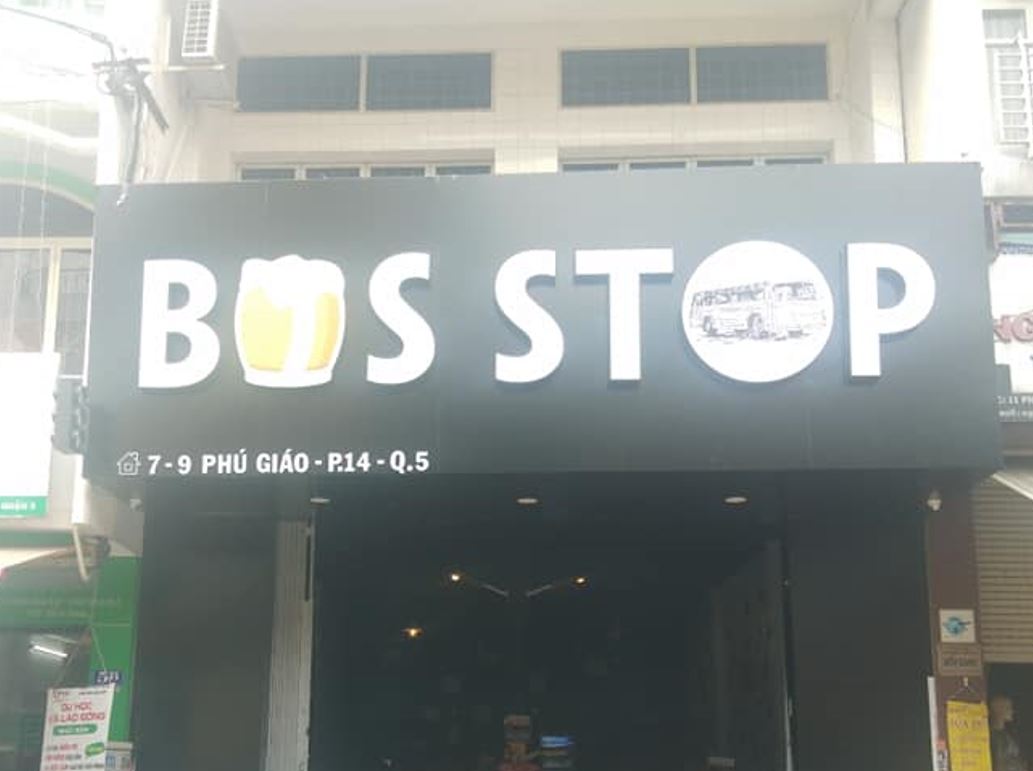 Bảng hiệu alu chữ mica không đèn, Mặt dựng bằng alu đen, nội dung chữ mica đài l... - Quảng Cáo Sồi Ký