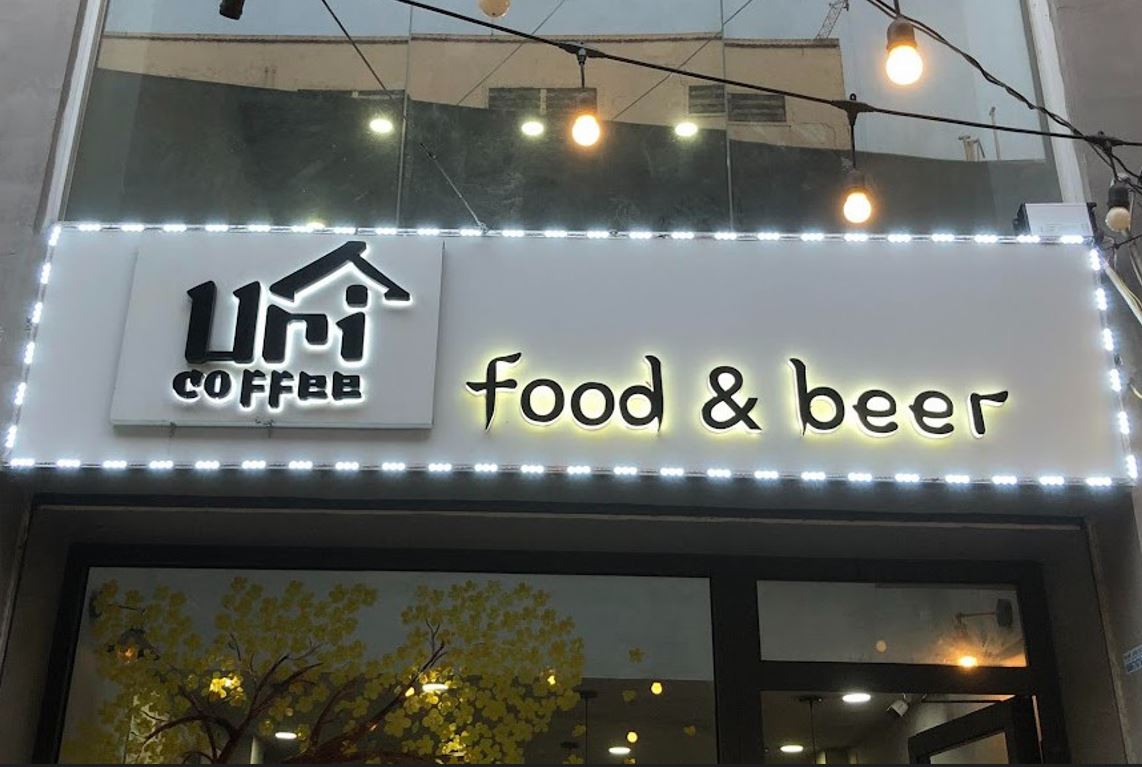 bảng hiệu alu có viền led, chữ mica đèn sáng hông đơn giản, sang trọng