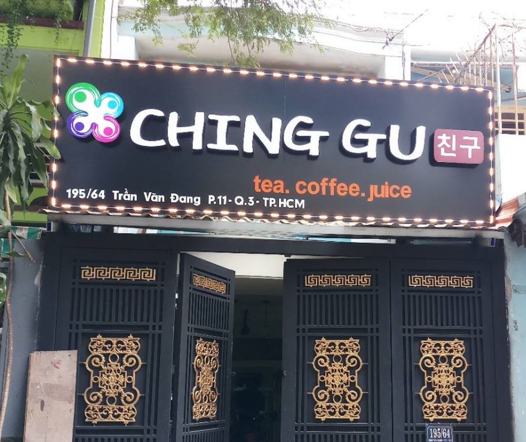 bảng hiệu alu đen có viền led, chứ mica có đèn sáng mặt giá rẻ