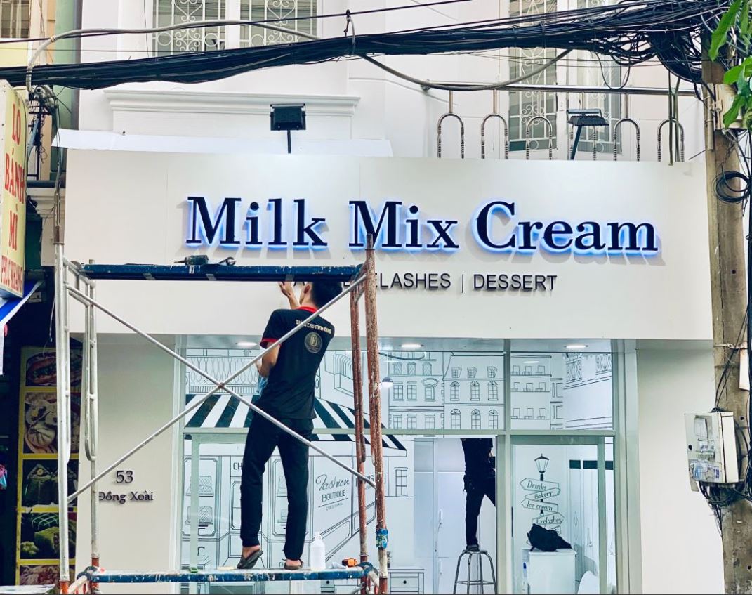 Bảng hiệu alu, nội dung chữ mica đèn sáng chân