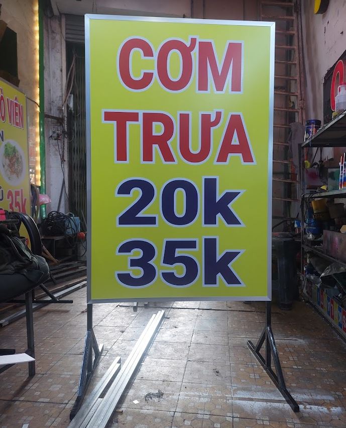 bảng hiệu bạt cơm tấm giá rẻ, có chân