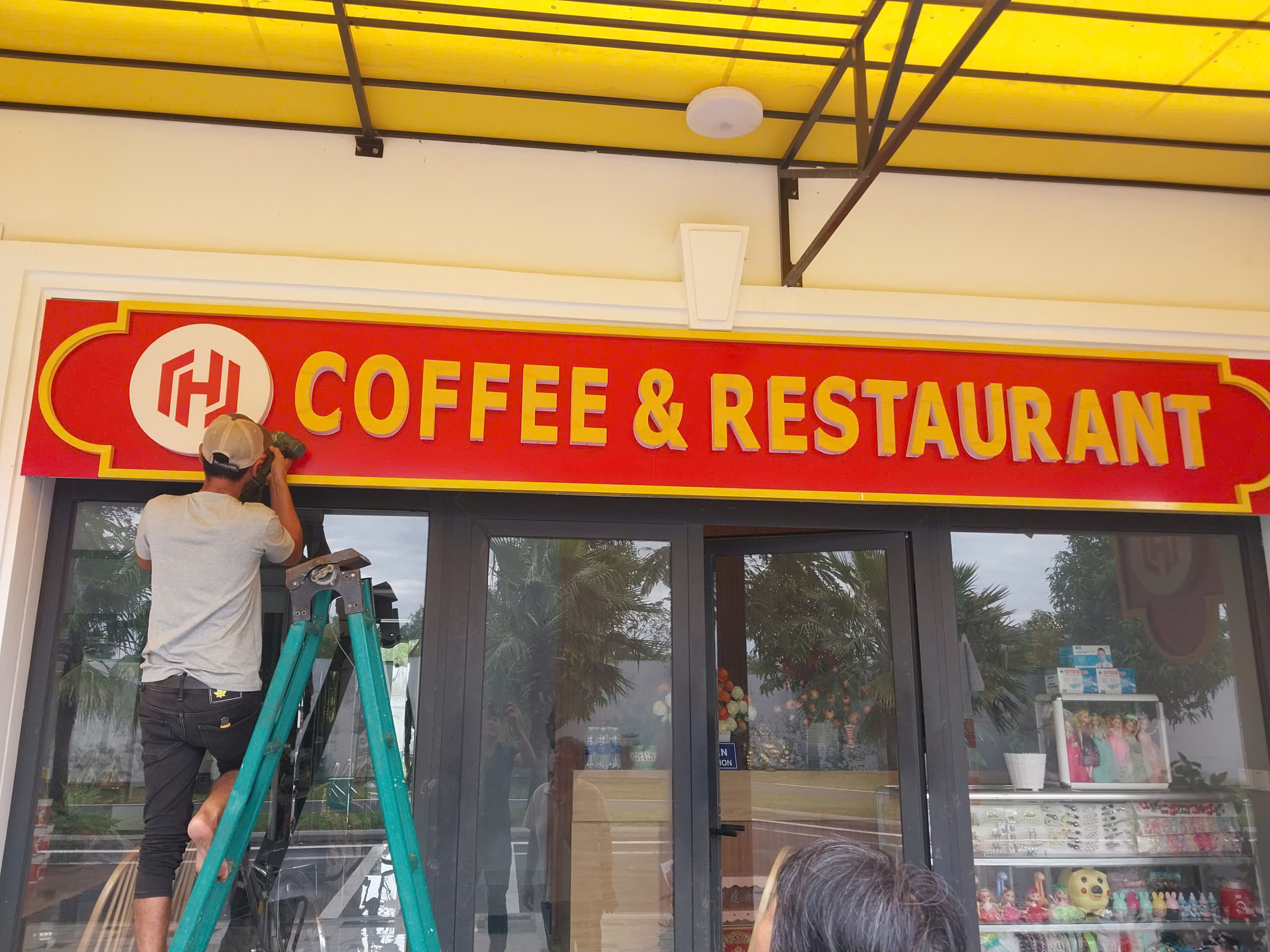 BẢNG HIỆU CHỮ NỔI MICA NỀN ALU ĐỎ – NỔI BẬT, SANG TRỌNG, THU HÚT MỌI ÁNH NHÌN