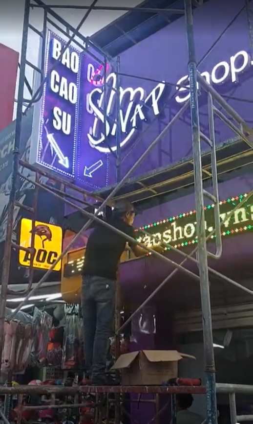 Bảng Hiệu Nền Alu Bóng, Chữ Nổi Mica Có Đèn – Giải Pháp Quảng Cáo Sang Trọng, Hiện Đại