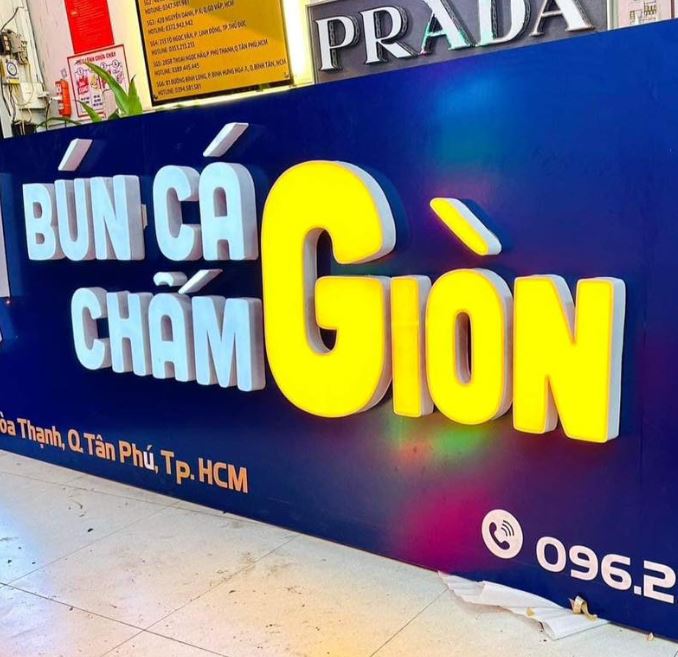 Bảng hiệu nền alu, nội dung chữ mica có đèn led