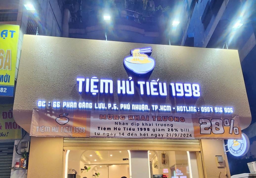 bảng hiệu nền cemboard , nội dung chữ mica đèn sáng mặt giá bình dân