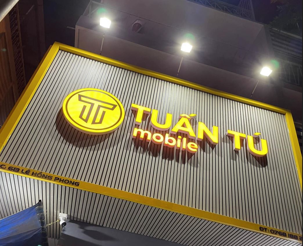 bảng hiệu nền nhựa giả gỗ sóng 3d  sang trọng, chiếu sáng bằng đèn pha