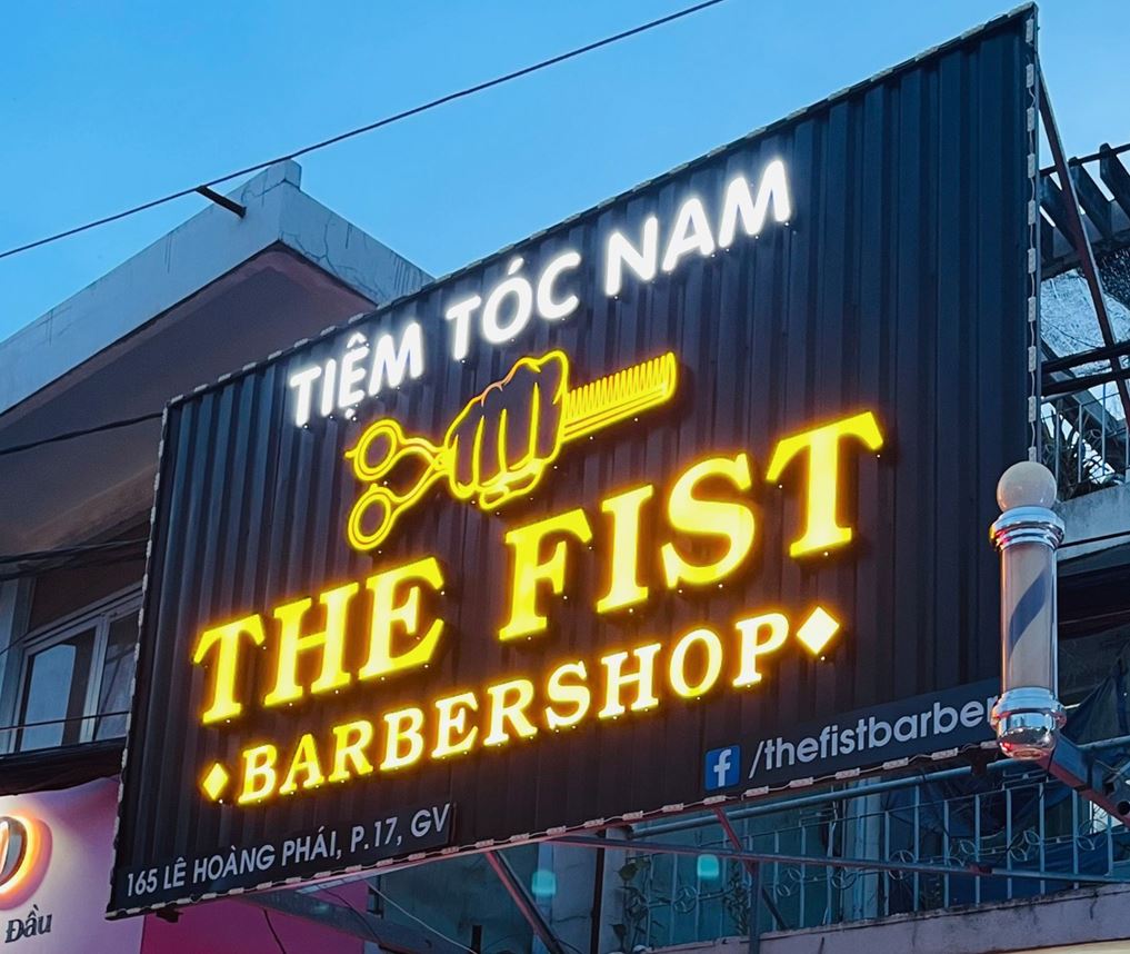 Bảng hiệu nền tôn dập nổi khối 3d, chữ mica đèn sáng mặt