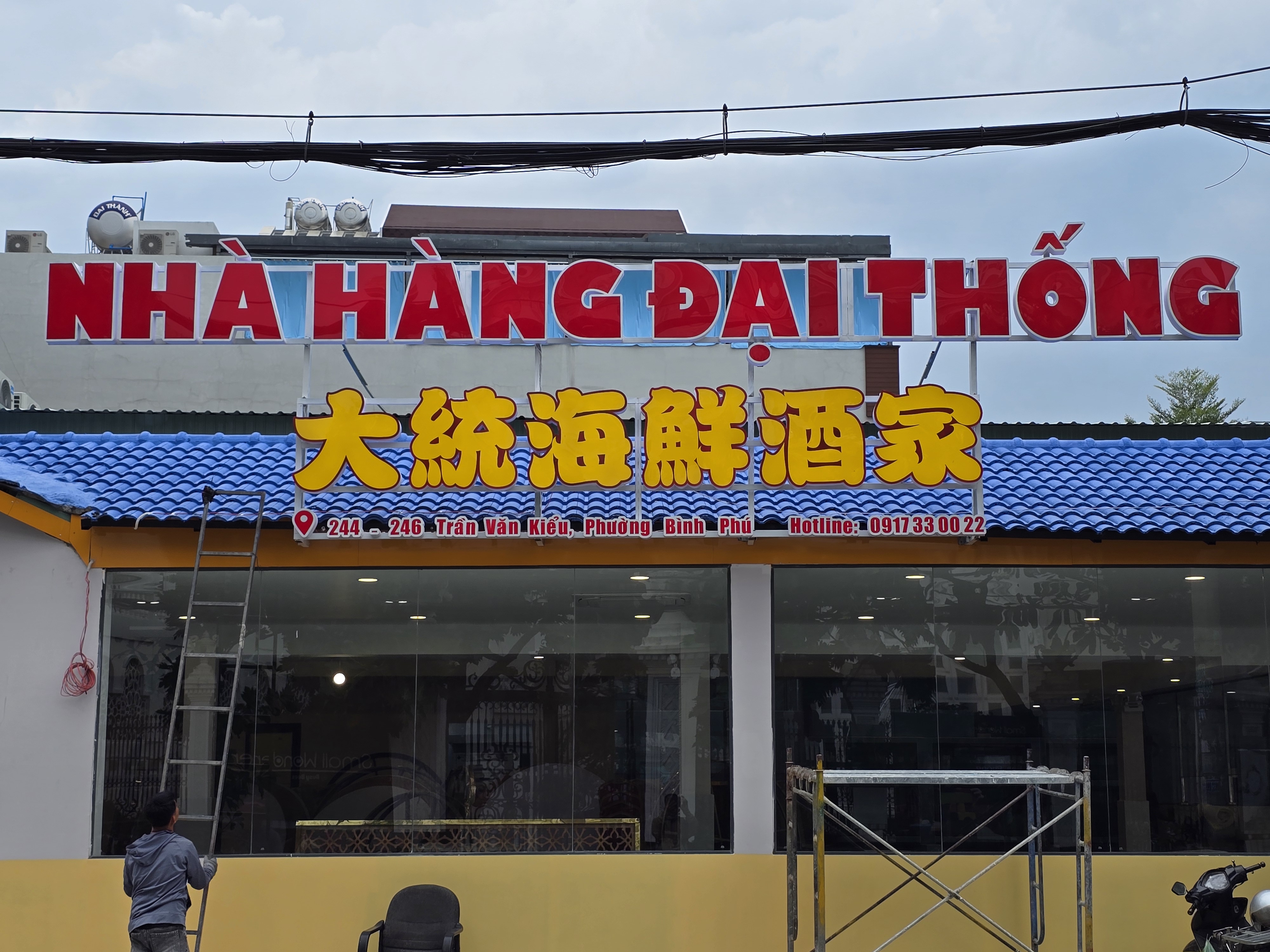 Bảng Hiệu Nhà Hàng Chữ Nổi Mica Nền Khung Sắt Đẹp, Sang Trọng