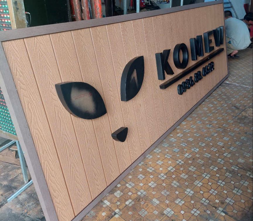 bảng hiệu tấm nhựa giả gỗ bền, sang trọng giá rẻ, Nền bảng hiệu l&agrave;m từ nh... - 3D Quảng Cáo CN3