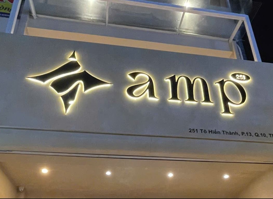 bảng quảng cáo chữ inox đèn sáng chân đẹp