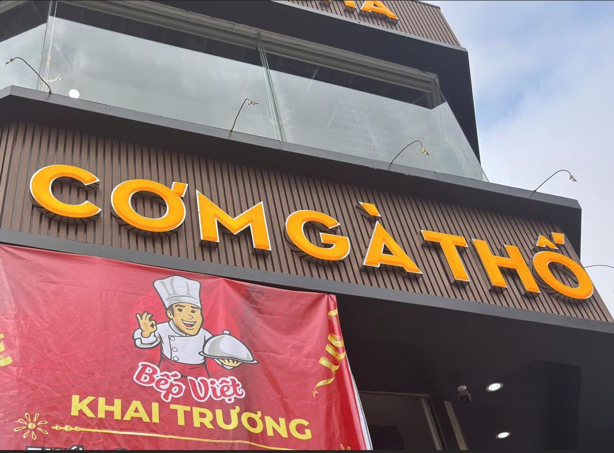 bảng quảng cáo nền giả gỗ, chữ mica hút nổi đơn giản, sang trọng, Nền bảng quảng... - Quảng Cáo Ad Shop