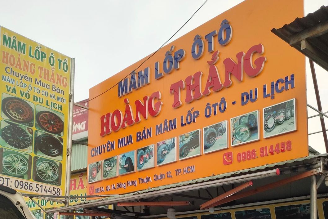 bảng quảng cáo nền vàng chữ mica không đèn, đơn giản giá rẻ