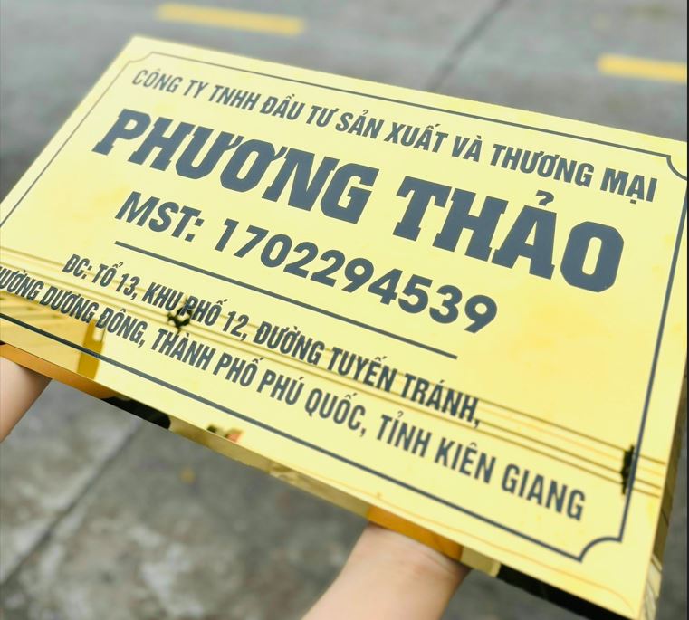 bảng tên công ty inox vàng gương chấn cạnh