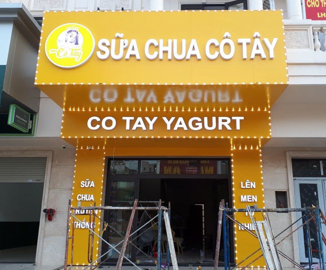 Biển hiệu alu có đèn led viền siêu nổi,  nội dung chữ mica có đèn