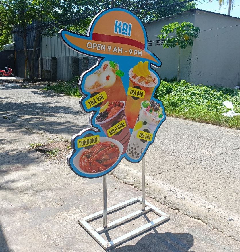 biển hiệu mô hình có chân đứng không đèn giá rẻ, biển hiệu nền làm bằng alu cắt ... - Quảng Cáo Ad Shop