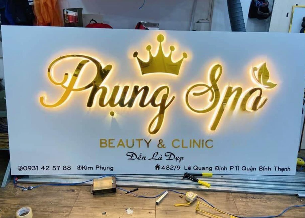 Biển hiệu nền alu nội dung chữ alu đèn sáng hông sang trọng, Nền biển hiệu bằng ... - Quảng Cáo Ad Shop