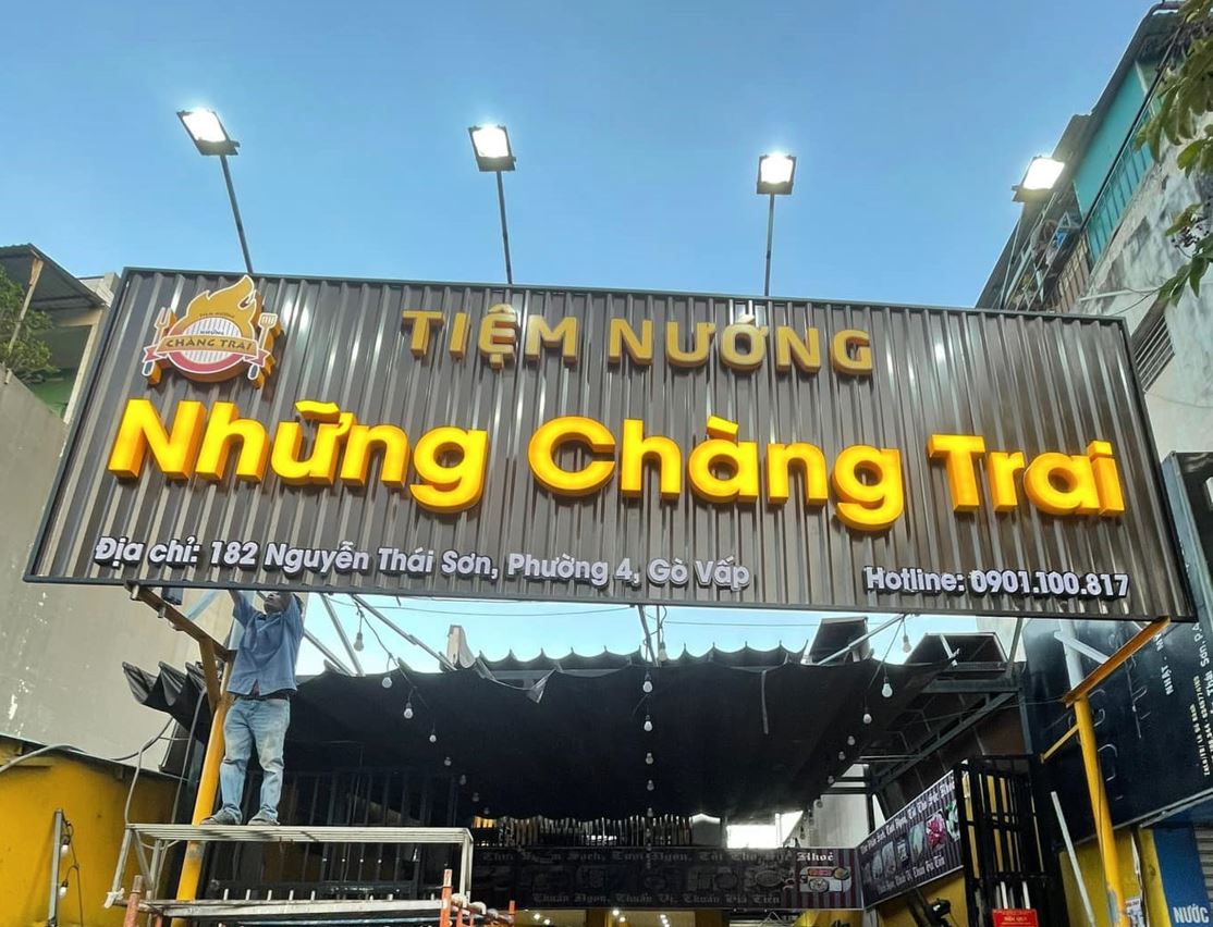 Biển hiệu tôn, nội dung chữ mica đèn sắng mặt, có lắp đèn pha điện, Nền bảng hiệ... - Quảng Cáo Ad Shop