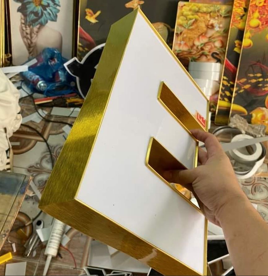 Chữ chân nhôm mặt lọng mica đẹp, giá rẽ