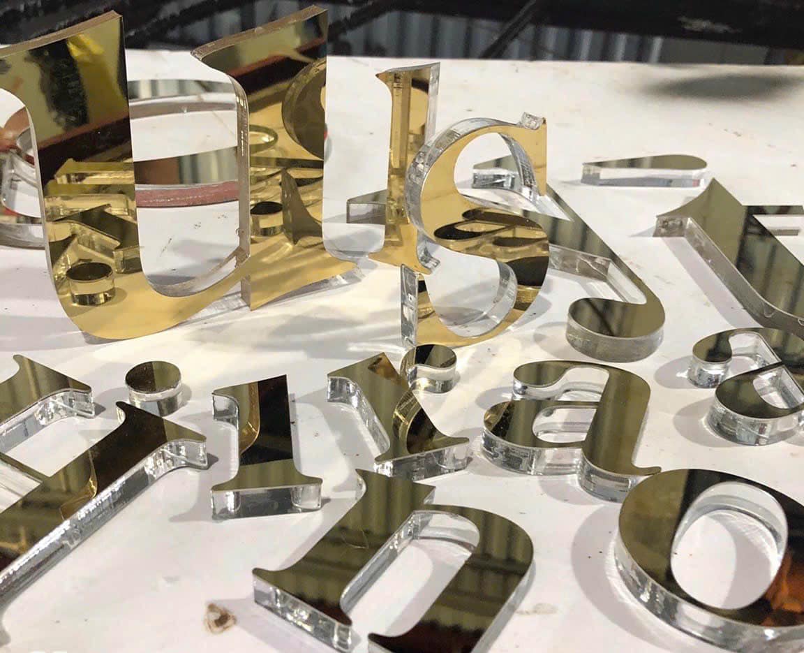 chữ inox đế mica giá rẻ, mặt chữ inox vàng gương hoặc bạc tùy theo thiết kế, đế ... - Quảng Cáo Ad Shop