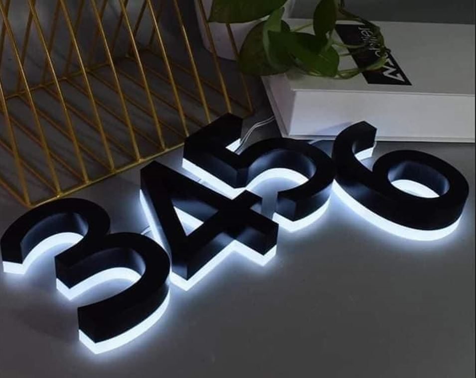 chữ inox đen, đèn sáng chân màu trắng giá rẻ