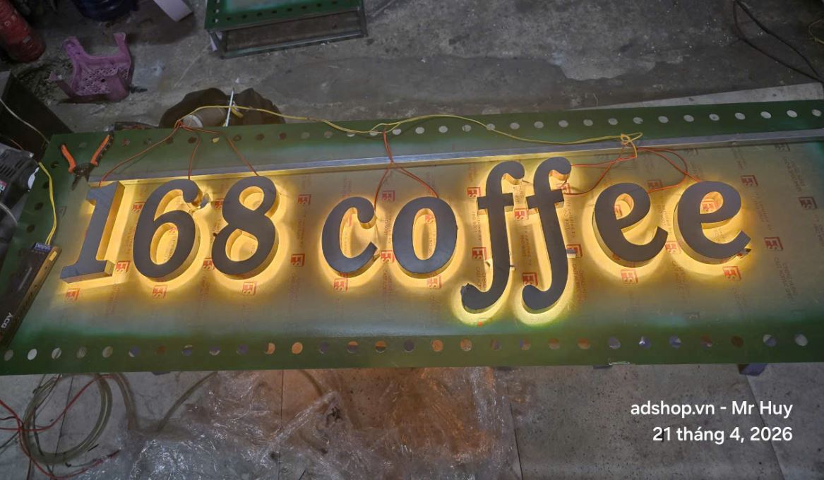 ☕ Chữ inox đèn sáng chân – Biển hiệu sang trọng, nâng tầm đẳng cấp quán coffee
