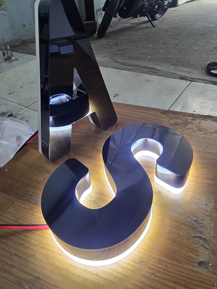 Chữ Inox Đèn Sáng Chân Màu Trắng – Giải Pháp Biển Hiệu Hiện Đại