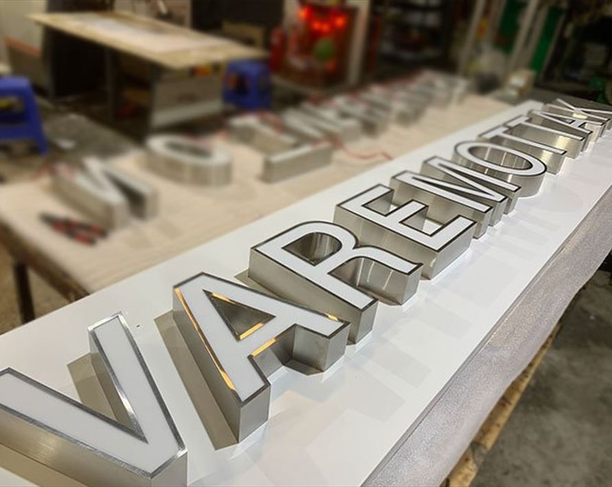 Chữ Nổi Inox Mặt Mica Sáng Đèn – Đẹp Mắt, Hiện Đại, Sang Trọng