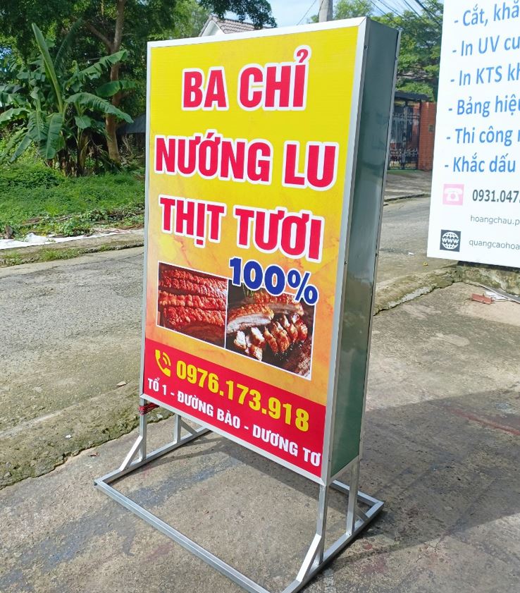 Hộp đèn bạt có chân 2 mặt giá bình dân