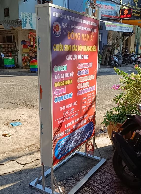 Hộp đèn bạt hiflex 2 mặt có chân đứng, Chất liệu bằng bạt xuyên đèn loại tốt, dù... - Quảng Cáo Sồi Ký